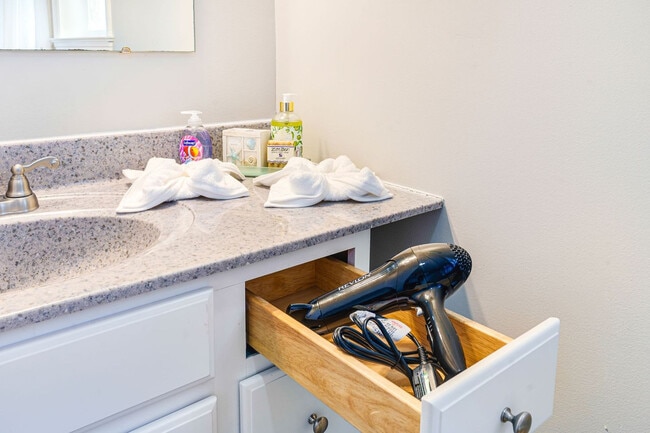 Building Photo - 12 Epping Ave