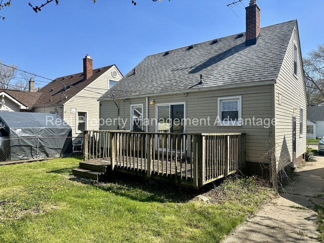 Building Photo - 3 Bedroom Bungalow in the Heart of Roseville!