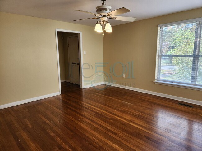 Building Photo - Great Home for UAMS Students