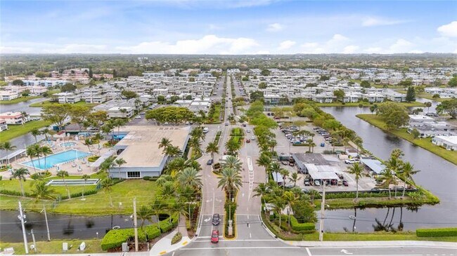Building Photo - 220 Seville Dr