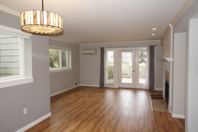 Building Photo - S. Landing 2 bedroom condo with Willamette...