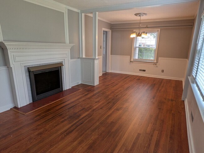 Building Photo - 4 Bedroom West End Home - Garage and Fenced Backyard!