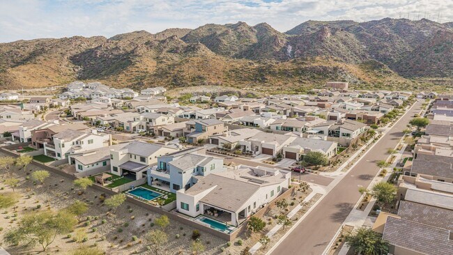 Building Photo - Luxury at Vistal