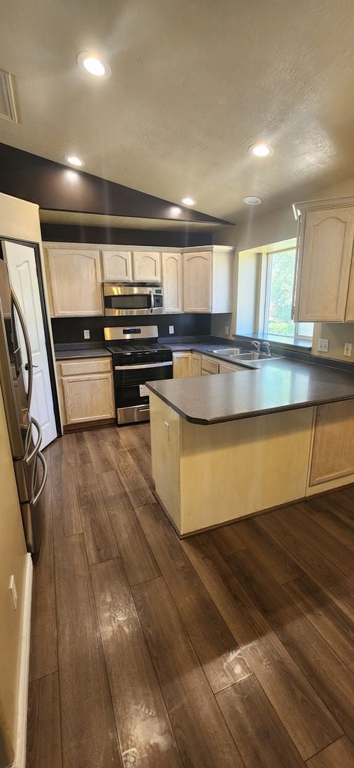 Building Photo - 4 Bedroom Salt Lake Home!