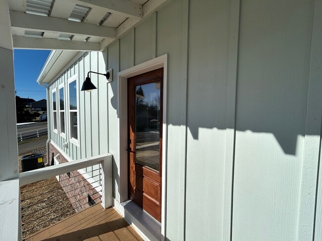Building Photo - 233 Auttie Cir