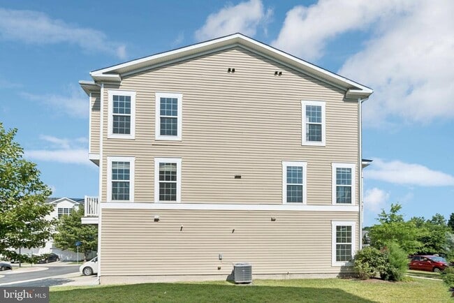 Building Photo - 46073 Hall Rd