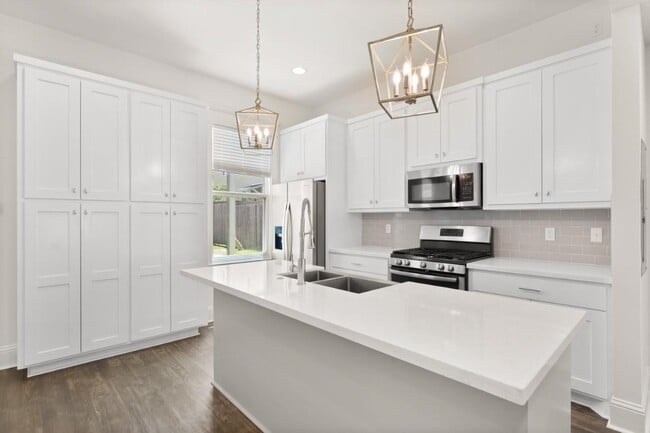 Building Photo - 515 Division St