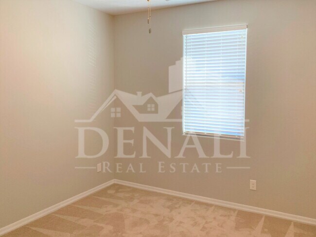 Building Photo - 334 N 79th Pl