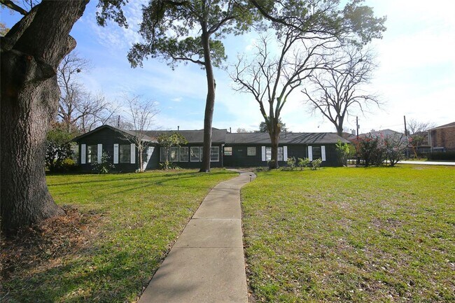 Building Photo - 5221 Palmetto St