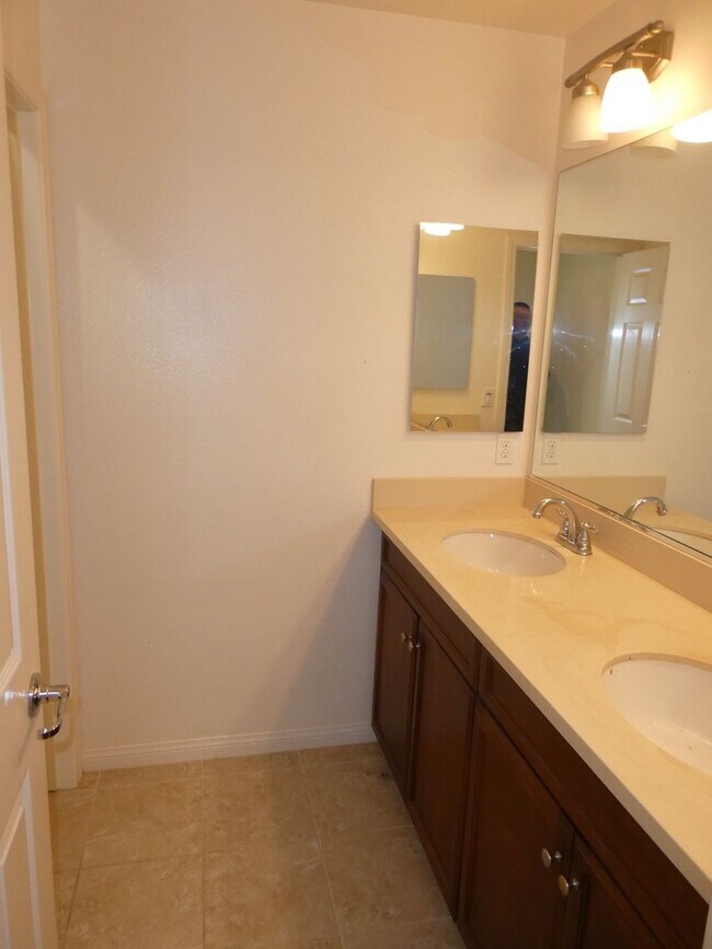 Building Photo - 3 Bedroom Ivy Lane Community Home in Moorp...