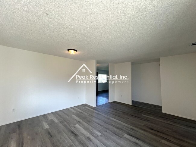 Building Photo - Spacious 4bd/2ba House with 2 Car Garage