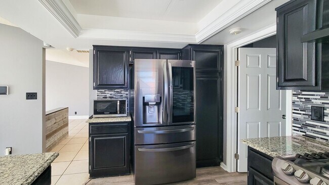 Building Photo - 8525 Del Rey Ave