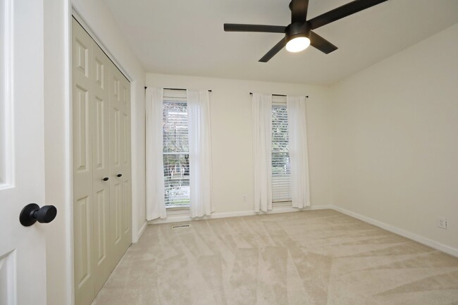 Building Photo - Sunny 3 bedroom, 2.5 bathroom Durant Trail...