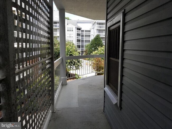 Building Photo - 3178 Summit Square Dr