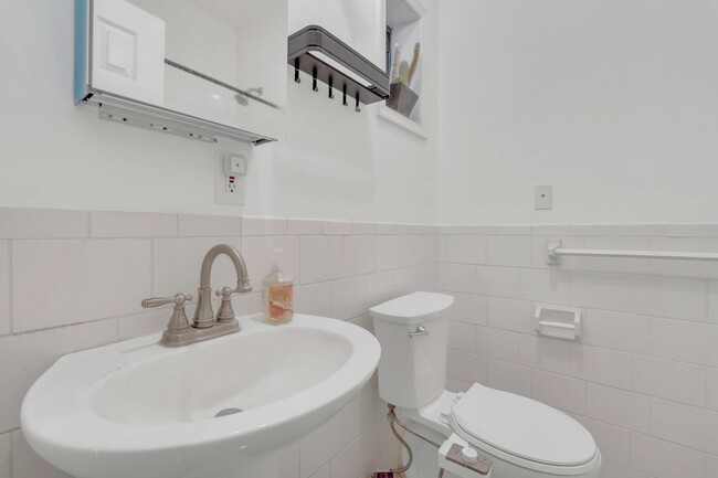 Building Photo - 356 Varick St