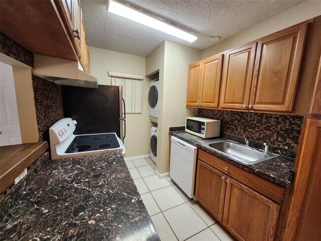 Building Photo - 545 Trace Cir