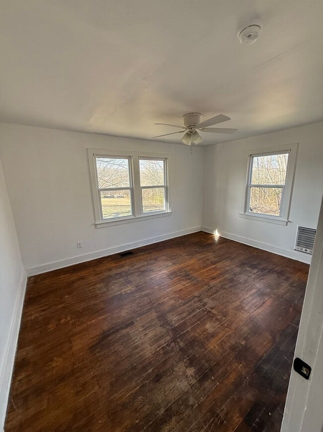 Building Photo - 3 Bed/2 Bath House with LARGE Front and Back Yard