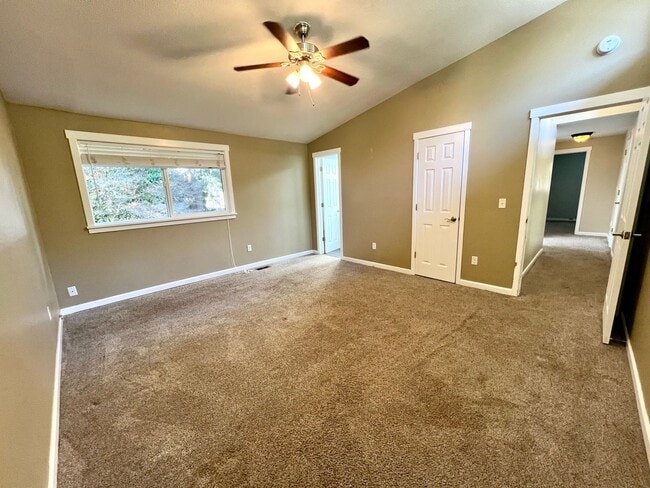 Building Photo - Charming 3-Bed, 3-Bath Home with Bonus Roo...