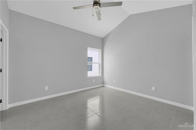 Building Photo - 12 Oriole Rd