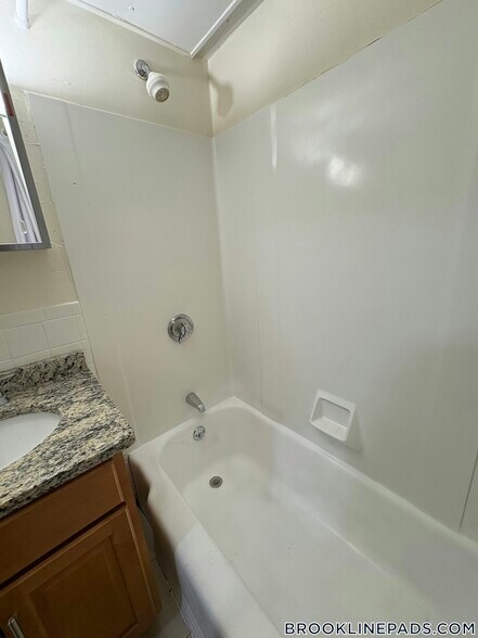 Building Photo - 110 Babcock St