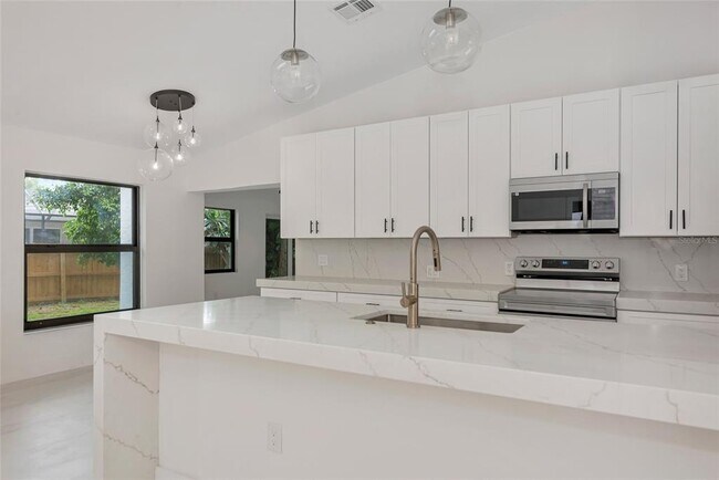Building Photo - 1658 Ridgewood Ln