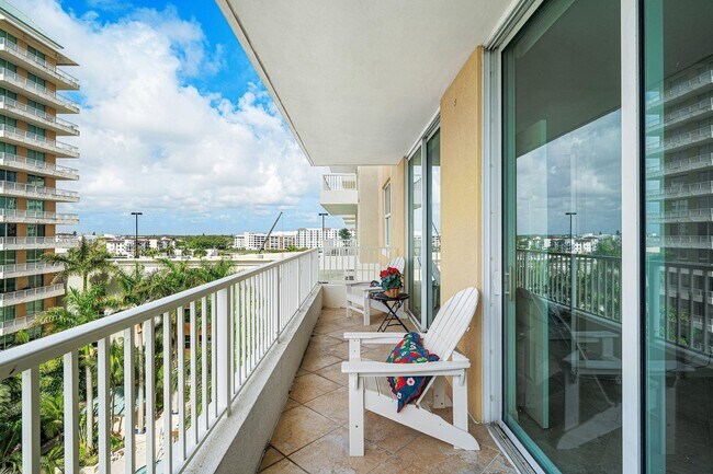 Building Photo - 700 E Boynton Beach Blvd