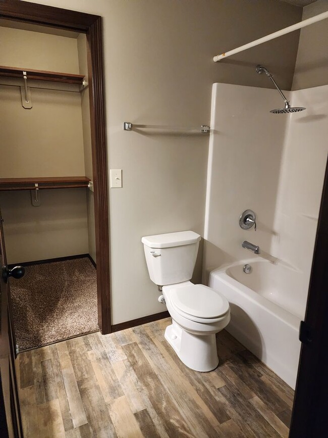 Building Photo - Three bedroom two bathroom Twin home