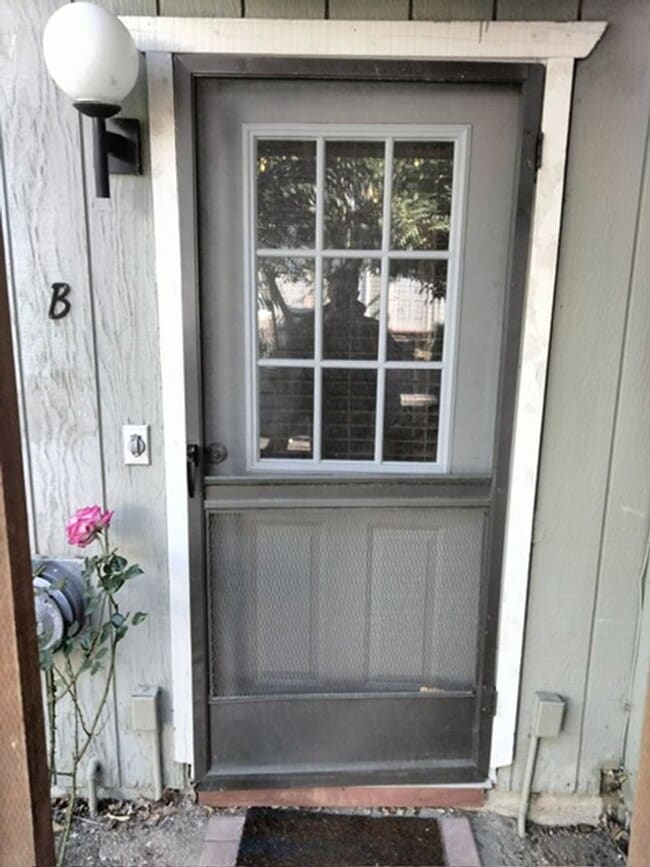 Building Photo - Charming 1 Bedroom/1 Bath Apartment