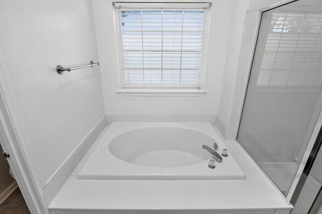 Building Photo - Spacious 4BD/2.5BA Home in Winding Creek!