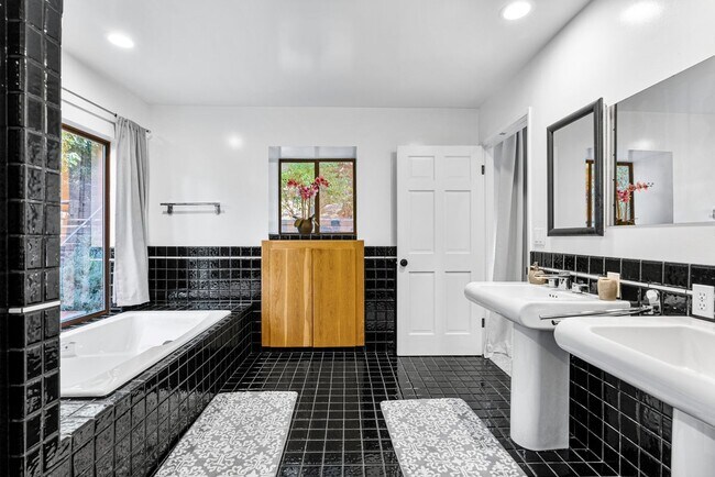 Building Photo - 4006 Milaca Pl