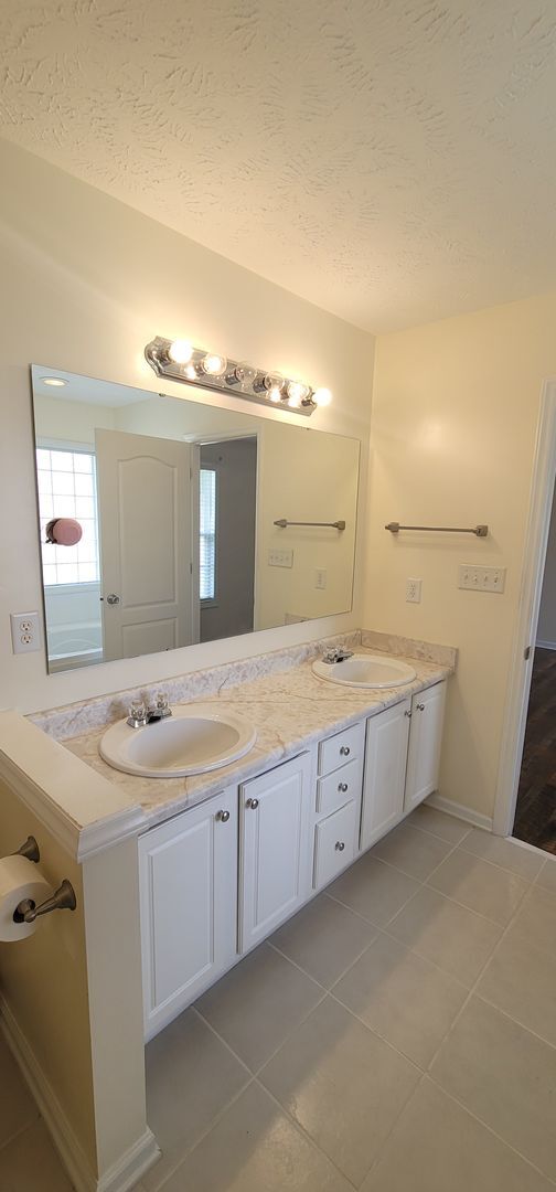 Building Photo - Beautiful 3 Bedro Brick Ranch Home w/ Bonus Room- Minutes from Interstate and Close to Shopping.