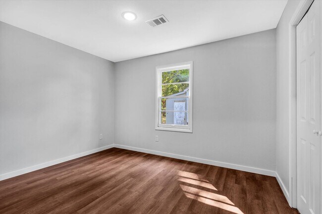 Building Photo - 107 E Elm St