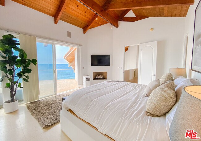 Building Photo - 27112 Malibu Cove Colony Dr