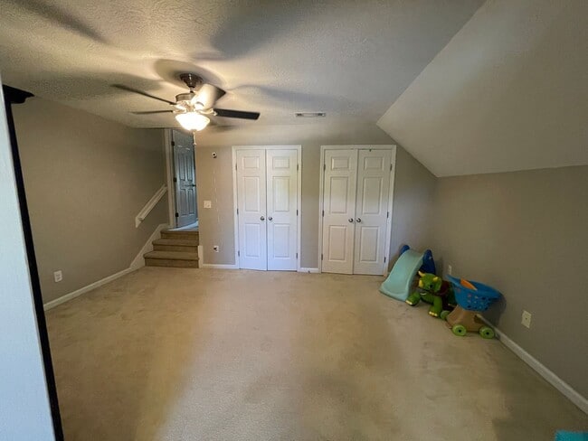 Building Photo - Charming 4 bedroom/2.5 bathroom in Tudor Branch!