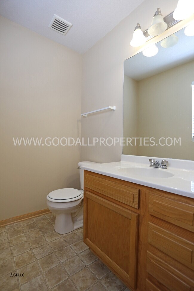 Building Photo - 3-Bedroom, 2.5-Bath Home in Urbandale with Attached 2-Car Garage