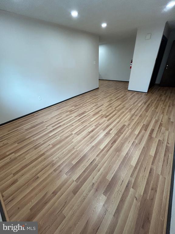 Building Photo - 400 Main St