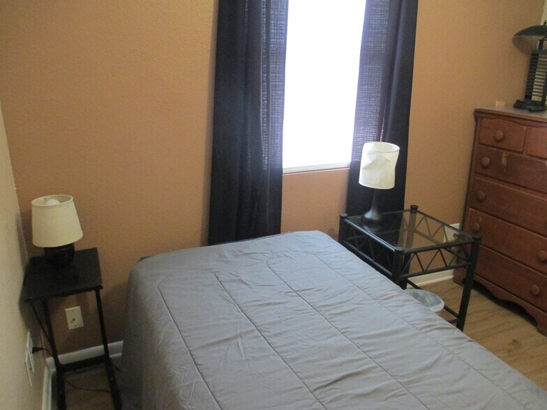 Building Photo - 702 Hughlett Ave