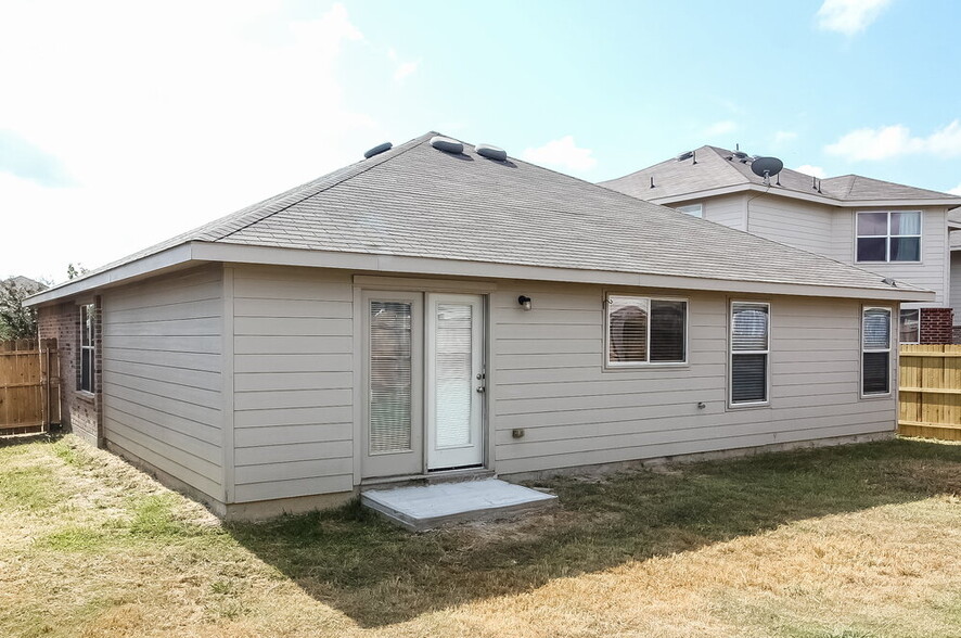 Building Photo - 2033 Pine Knot Dr