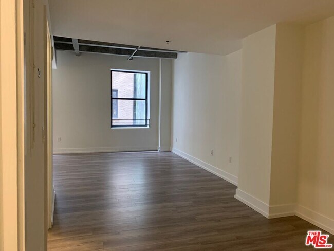 Building Photo - 727 W 7th St