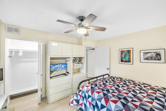 Building Photo - 9285 Vista del Lago