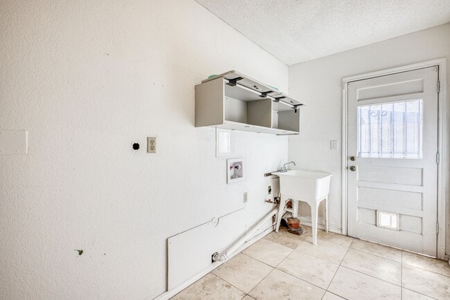 Building Photo - Beautiful House with 4 bed - 2 baths - office & covered big Jacuzzi