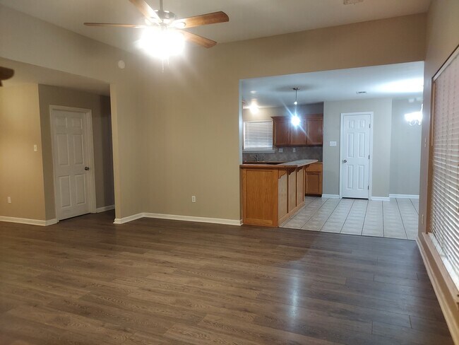 Building Photo - 36044 Raleigh Dr