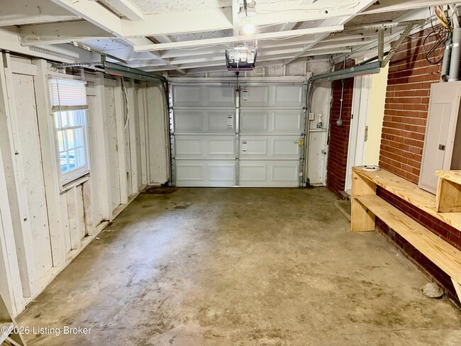 Building Photo - 6216 Hillcrest Ct