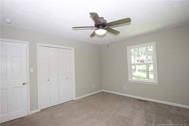 Building Photo - 906 N Glenwood Trail