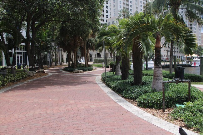 Building Photo - 520 SE 5 Ave