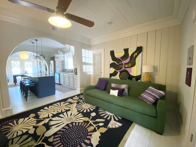 Building Photo - Looking for a lovely home that is fully furnished!