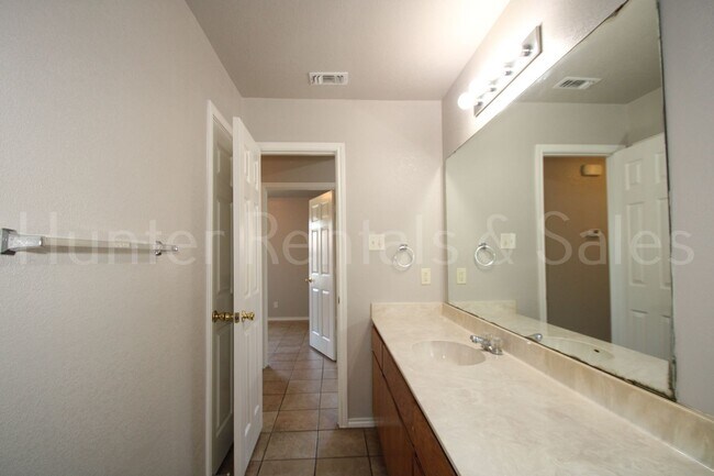 Building Photo - Modern Comforts & Great Location – Elms Ru...