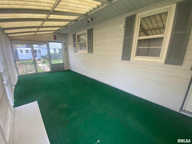 Building Photo - 2733 E 18th St