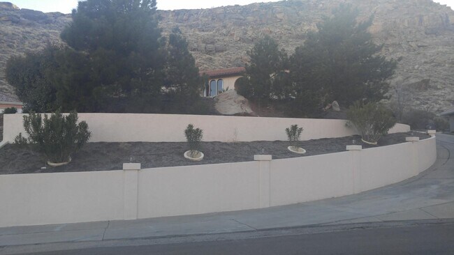Building Photo - 1545 Montezuma Cir