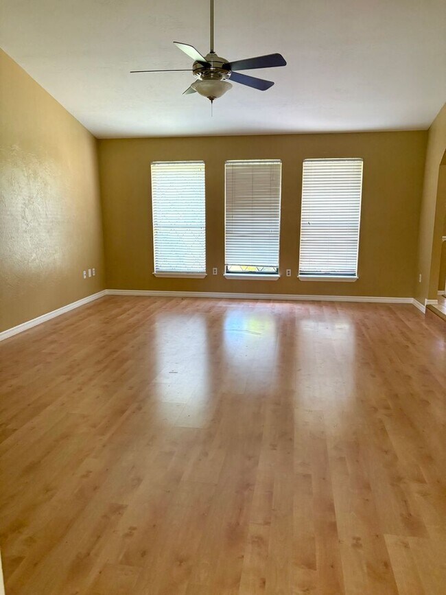 Building Photo - Pool Home in Desired SE Ocala